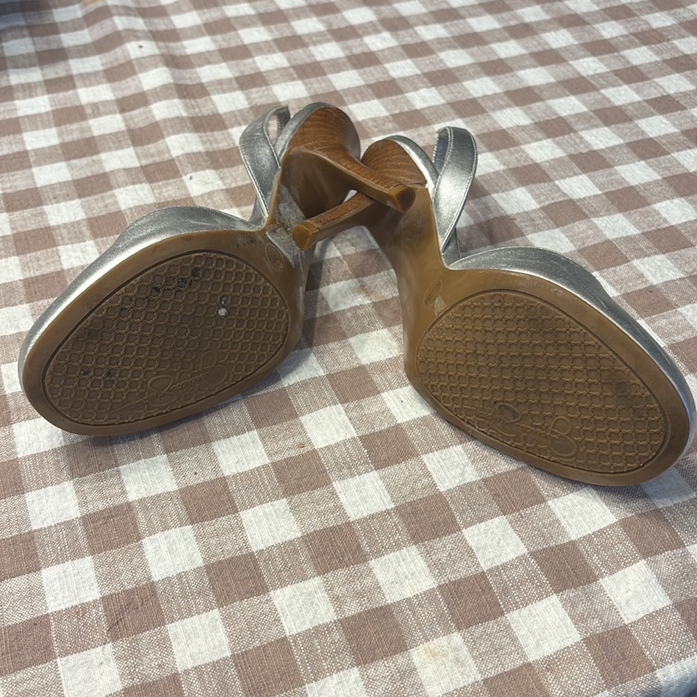 EUC JESSICA SIMPSON SILVER SLINGBACK HEEL
Size:6 - Picture 5 of 6